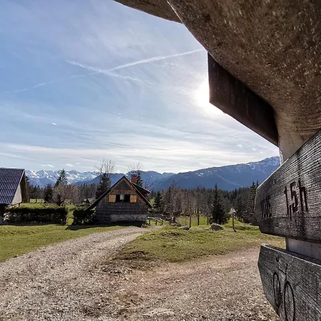 Pocitniska Hisa Uskovnica Alpesi faház *